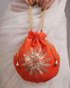 กระเป๋าพอตลีงานฝีมือคุณภาพดีที่สุดแบบดั้งเดิมของอินเดีย ของชำร่วยงานแต่งงานสำหรับแขก กระเป๋าพอตลีจากอินเดีย ขายส่ง - Product Image 5