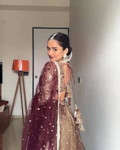 เปิดตัวชุดเลเฮนกาโชลีแบบดั้งเดิมสำหรับงานเทศกาล พร้อมผ้าคลุมไหล่ผ้าตาข่ายลายผีเสื้อ - Product Image 4