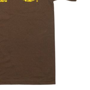Iota Phi Theta T-shirt graphique marron avec lettres grecques jaunes T-shirt à col rond en coton Fraternité élégante Vie grecque Haut collégial - Product Image 5