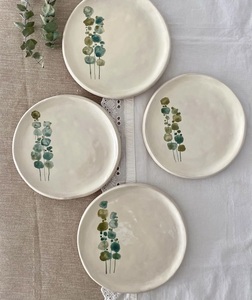 Ensemble d'assiettes en céramique Sage Leaf Art, design minimaliste peint à la main, finition glaçure lisse, conçu pour un style de repas moderne - Product Image 1