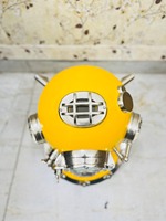Casque de plongée vintage en laiton jaune, objet décoratif |   Casque de plongée antique pour les profondeurs marines