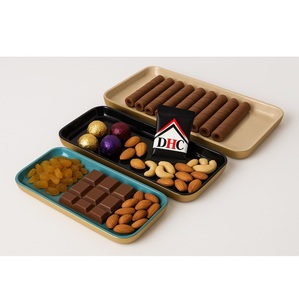 Bandeja DE SERVICIO DE METAL decorativa Perfectamente diseñada para momentos indulgentes. Muestra tus chocolates con elegancia atemporal metálica - Product Image 1