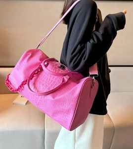 Sac polochon de voyage de grande capacité pour hommes élégants Durable Portable et parfait pour le sac de conception à carreaux noir de plage - Product Image 1