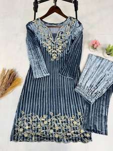 Traje de Salwar Kameez de terciopelo floreciente pesado para bodas y festivales indios y paquistaníes con hermoso vestido de trabajo bordado - Product Image 5