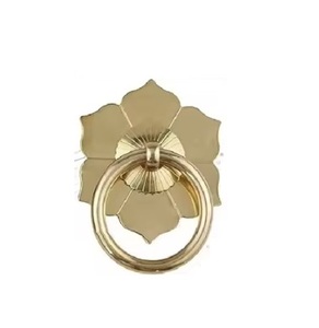 Aldaba decorativo para puerta de entrada en acabado dorado, de fácil instalación, ideal para decoración de puertas de casas y villas - Product Image 3