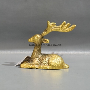 ตุ๊กตากวางเรนเดียร์สีทองหรูหราพร้อมเชิงเทียนเขากวางสร้างขึ้นอย่างสวยงามสำหรับการตกแต่งบ้านในเทศกาลคริสต์มาสและการจัดแสดงตามเทศกาล - Product Image 3