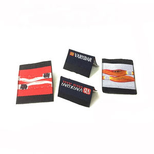 Etiquetas tejidas de lujo de alta calidad para bordado de prendas de cuello MOQ bajo Etiquetas de máquina de corte recto impresas personalizadas - Product Image 1