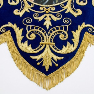 Bandera Litúrgica Procesional 3D Ecológica al por Mayor, de Terciopelo Azul con Bordado a Mano y Flecos Dorados, Diseño Personalizado - Product Image 4