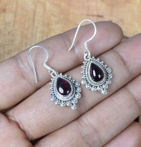 ต่างหูเงินแท้ประดับพลอยโกเมนแดง งานแฮนด์เมด เครื่องประดับพลอยประจำเดือนมกราคม ของขวัญสำหรับผู้หญิง - Product Image 1