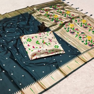 Sari en soie pure Banarasi VASTRA COTTAGE, tissage design et pallu riche en zari avec un chemisier assorti en soie contrastée - Product Image 4