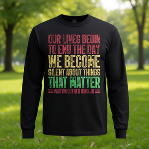 Camiseta de Manga Larga Mlk Day Blm: Nuestra Vida Comienza y Termina con el Día en que Nos Hacemos Silenciosos - Producto Promocional - Product Image 3