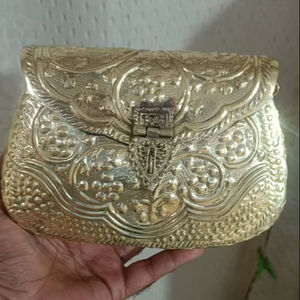 Pochette de soirée en laiton plaqué argent antique, avec motif en relief, finition métallique, pour occasions spéciales - Product Image 1