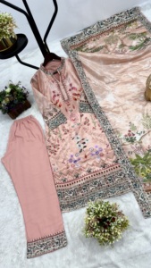 Ensemble kurta à l'allure de soirée avec une belle impression numérique - Product Image 2