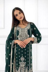 Conjunto de traje Sharara de Bollywood de georgette de seda verde botella de lujo con bordado pesado de Zari, Kurta y Gharara para bodas y fiestas indias y pakistaníes - Product Image 2
