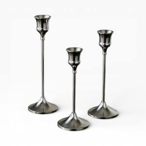 Juego de Portavelas Altos de Metal Plateado Pulido con Tapa de Trompeta Clásica para una Decoración del Hogar Elegante y Única - Product Image 1