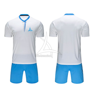 Uniforme de football élégant pour hommes avec coupe athlétique, design personnalisable, respirant, léger, 100% polyester, fabriqué au Pakistan - Product Image 1