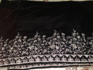 ผ้าคลุมไหล่กำมะหยี่โพลีเอสเตอร์สีดำทึบพร้อมสีเงินปักกำมะหยี่สีแดงเข้มสำหรับฤดูหนาวที่มีสไตล์ - Product Image 3