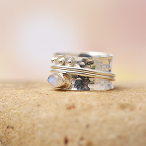 Anillo de piedras preciosas de piedra lunar de arcoíris de cabina ovalada Anillo de Plata de Ley 925 Ajuste de bisel Anillo vintage Chapado en plata para fiesta de regalo. - Product Image 2