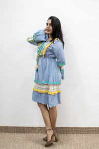 Robe midi bohème bleu vif en coton 100% avec dentelle brodée et imprimé floral, col en V, lavable, idéale pour les sorties décontractées et les vacances en plein air - Product Image 4