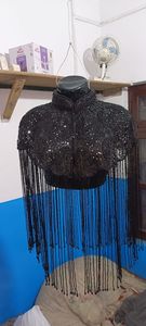 Cape élégante en cachemire tissé avec des perles et des paillettes, silhouette asymétrique, col en V, fermeture à bouton, pour les occasions festives et les clubs - Product Image 6