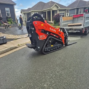 Chargeuse compacte sur chenilles Kubota SCL1000 avec accessoires pour la construction agricole - Product Image 2