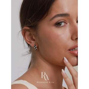 Orecchini a cerchio trendy a scacchiera bianchi e neri con zirconi CZ leggeri, placcati oro, anallergici - Product Image 1