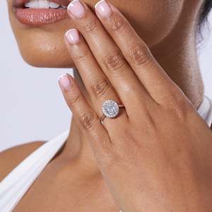Bague de fiançailles SHREYA DIAM en moissanite taille ovale avec halo, couleur D, pureté VVS, sertissage à griffes, en argent sterling 925 - Product Image 2