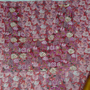 Blouse à col en U avec broderie florale perlée à la main personnalisée pour les tenues de mariage, débardeur formel avec logo sur le devant pour toutes les saisons - Product Image 1