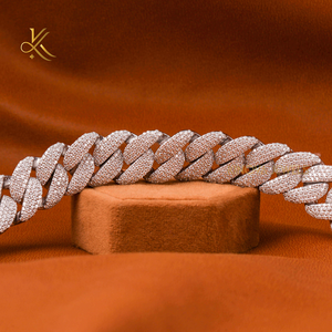 กำไลข้อมือคิวบาดีไซน์หรูหราประดับเพชรโมอิสซาไนต์สำหรับผู้หญิง โดดเด่นด้วยความเปล่งประกายและเสน่ห์เหนือกาลเวลา - Product Image 3