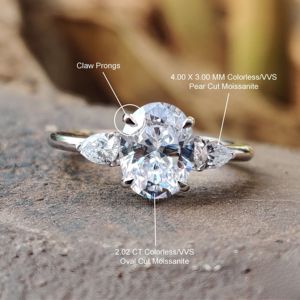 Impresionante anillo de compromiso ovalado de tres piedras con detalles de corte de pera en oro de 10K - Product Image 6