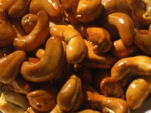 Venta superior 2024 Anacardos crujientes tostados listos para comer W320 W240 W450 Paquete en 500 gramos Alto estándar de exportación de Vietnam - Product Image 2