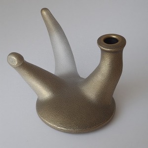 Bougeoir vintage en aluminium avec base en bronze martelé, artisanat artisanal offrant un accent décoratif pour les intérieurs - Product Image 1