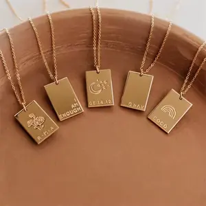 Collier à pendentif carré en acier inoxydable plaqué or massif 18 ct avec lettres gravées pour femmes et filles