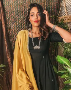 Ensemble de costume traditionnel musulman en soie noire pour femmes - Modeste ensemble de tunique et de pantalon ample à deux pièces de longueur genou - Vêtements islamiques - Product Image 2