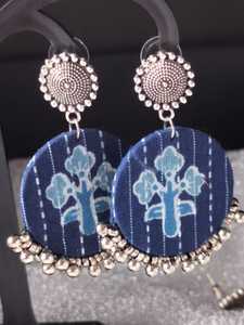 Pendientes colgantes hechos a mano de alta calidad azul marino redondo de aleación plateada ligero moderno Indie-Boho Fusion Coin - Product Image 3