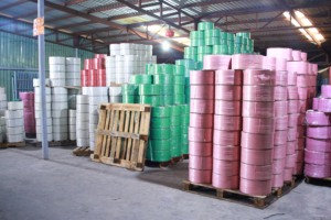 Rouleau de cerclage en plastique PET de qualité pour exportation emballage international longueur personnalisée OEM ODM prêt à expédier - Product Image 2