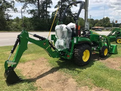 Tracteur utilitaire compact John Deere 2025R 24HP 4x4 à transmission hydrostatique, avec chargeur frontal, rétrocaveuse et tondeuse, prêt à l'emploi, moteur diesel - Product Image 2
