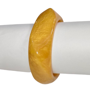 Bracelet en résine effet marbre jaune moutarde de luxe, avec un design géométrique unique et profilé, accessoire chic et moderne. - Product Image 4