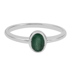Anillo de Plata de Ley 925 con Diseño Clásico y Gema Ovalada Teñida de Esmeralda - Product Image 2