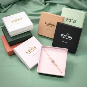 Boîte à bijoux recyclable avec doublure en velours noir Boston Luxury ECO avec emballage cadeau avec logo personnalisé pour bracelets - Product Image 4