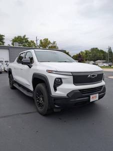 Chevrolet Silverado EV AWD Work Truck 4 portes, cabine double, 5,9 pieds de long, 4 roues motrices, modèle 2017 à 2024, occasion, bon état, à vendre. - Product Image 6