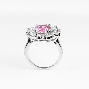 Anillo de Compromiso con una Piedra Preciosa Rosa de Corte Ovalado y Halo de Moissanita - el Regalo de Navidad Perfecto que Simboliza el Amor y la Elegancia - Product Image 4