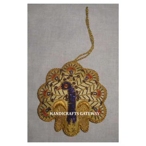 Adorno Navideño y de Regalo con Diseño Único en Forma de Pavo Real, Bordado a Mano con Hilo Zari - Product Image 1