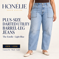 Jean taille haute coupe baril pour femme grande taille, bleu clair, avec poches utilitaires plaquées et détails froncés, en denim, OEM ODM, coupe personnalisée, étiquette de lavage