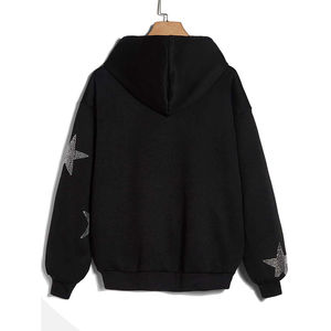 Sudadera con capucha para hombre de estilo callejero con diamantes de imitación brillantes y detalles únicos Sudadera con capucha de mezcla de algodón con tachuelas de diamantes de imitación para hombres - Product Image 2