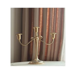 Grand candélabre en métal avec un élégant disposition multi-bras, parfait pour la décoration de mariage, les centres de table et une ambiance romantique - Product Image 6