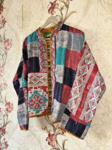 Chaqueta Kantha Vintage Reversible de Moda, Unisex, Hecha a Mano, Corta, para Invierno, con Patrón Floral, Talla Única, Personalizable - Product Image 6