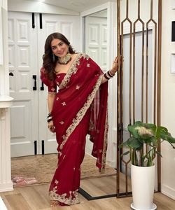 Sari netto squisito da sposa con intricato lavoro di perle, ideale per le spose che cercano un Look senza tempo ed elegante