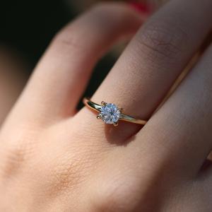 แหวนหมั้นโซลิแทร์4ง่ามคลาสสิกพร้อมแหวนสัญญาชุบทอง CZ สีขาวกลมขนาด5มม. สำหรับงานแต่งงานหรือของขวัญครบรอบ - Product Image 2