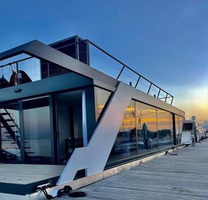 Vente exclusive à prix réduit sur une maison flottante de luxe de 12 m de long avec système de climatisation, bar et système de divertissement - Product Image 1